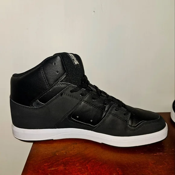 SIZE 13 DC SHOES - Picture 4 of 5